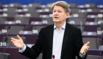 Eurodeputeti austriak kërkon pezullimin e negociatave me Serbinë, shkak glorifikimi i kriminelit Mlladiç