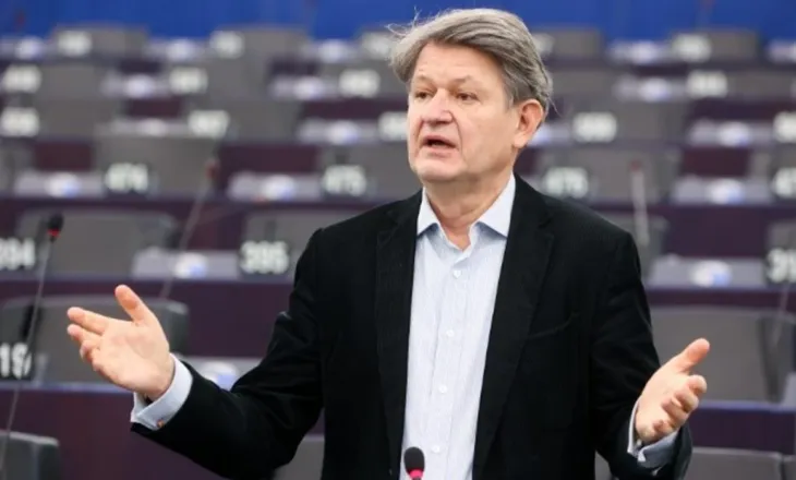 Eurodeputeti austriak kërkon pezullimin e negociatave me Serbinë, shkak glorifikimi i kriminelit Mlladiç