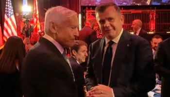 “Faleminderit për mbështetjen e UÇK-së”/ Balla i shtrëngon dorën Wesley Clark për Kosovën