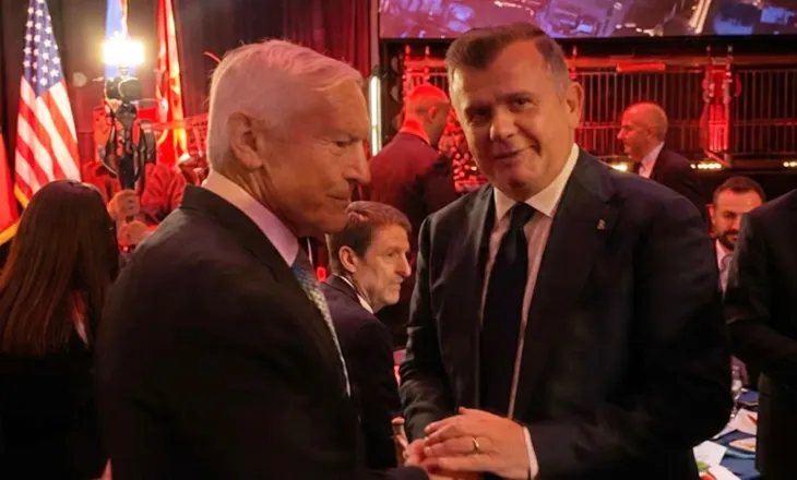 “Faleminderit për mbështetjen e UÇK-së”/ Balla i shtrëngon dorën Wesley Clark për Kosovën