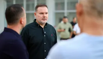 “Familjet kanë pritur mjaftueshëm!”- Ministri Demo në Kombinat: Rindërtimi duhet të ecë me ritëm, deri te çelësi i shtëpisë së re!