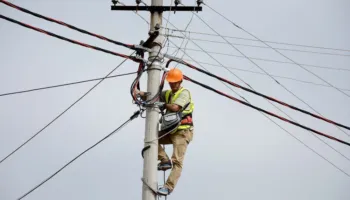 Fatale/ Punonjësit e Bashkisë Tropojë ranë në kontakt me rrymën elektrike, mes të lënduarve dhe 21-vjeçari