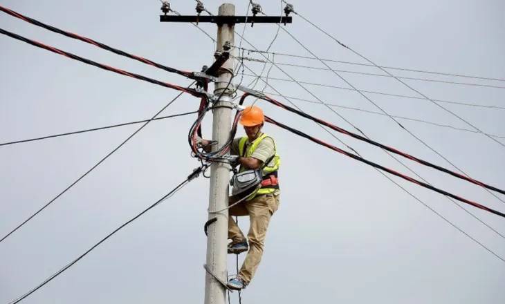 Fatale/ Punonjësit e Bashkisë Tropojë ranë në kontakt me rrymën elektrike, mes të lënduarve dhe 21-vjeçari