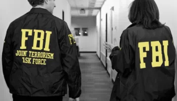 FBI ‘zbarkon’ në Tiranë, në fokus krimi i organizuar, dronët dhe paratë e krimit