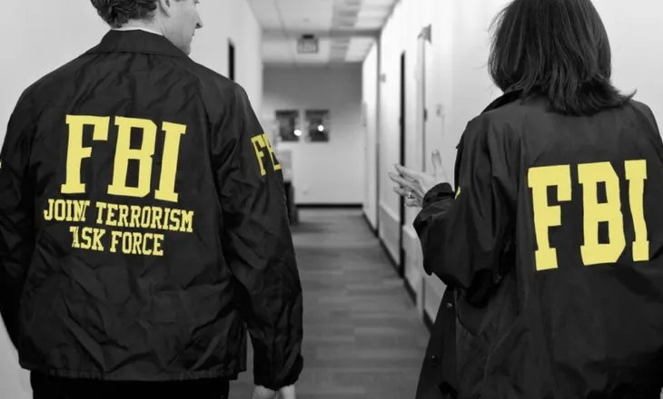 FBI ‘zbarkon’ në Tiranë, në fokus krimi i organizuar, dronët dhe paratë e krimit
