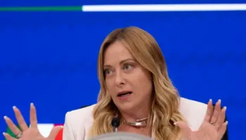 ‘Fëmijët italianë s’mund të ndihen pakicë’, Meloni: Do të kufizohet numri nxënësve të huaj në klasa, ndalohet burka