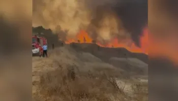 Fier/ Policia në ndihmë të banorëve të rrezikuar nga zjarri, evakuohen disa familje