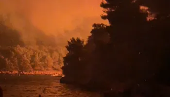 Flakët afrohen pranë banesave në Kroaci, evakuohen 230 banorë dhe turistë në ishullin Braç –