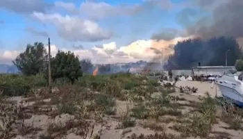 Flakët i afrohen banesave në Durrës, dyshohet se zjarri nisi nga djegia e mbeturinave
