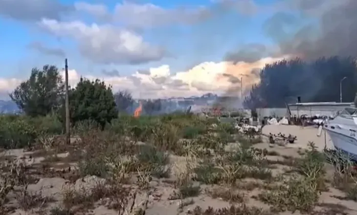 Flakët i afrohen banesave në Durrës, dyshohet se zjarri nisi nga djegia e mbeturinave