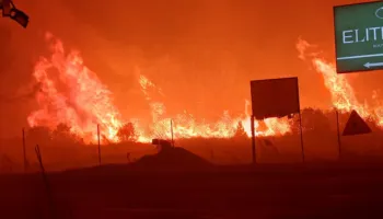 Flakët jashtë kontrollit në Lalz, rrezikohen banesat