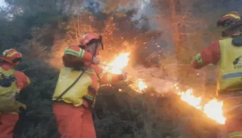 Flakët në Fier nuk po shuhen, 90 ushtarë në terren