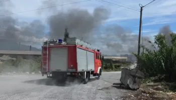 Flakët përfshijnë autobusin pranë tunelit të Krrabës, digjet plotësisht