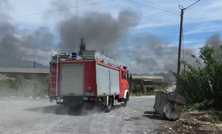 Flakët përfshijnë autobusin pranë tunelit të Krrabës, digjet plotësisht