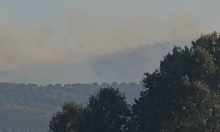 Flakët përfshijnë kodrat e Kropishtit, shkrumbohen ullinjtë dhe rrezikohen banesat