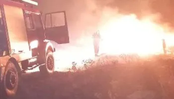 Flakët përfshijnë Lazaratin/ Zjarri rrezikon banesat, zjarrfikësit në terren