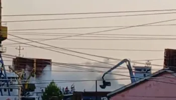 Flakët përfshijnë një anije në Portin e Shëngjinit (VIDEO)