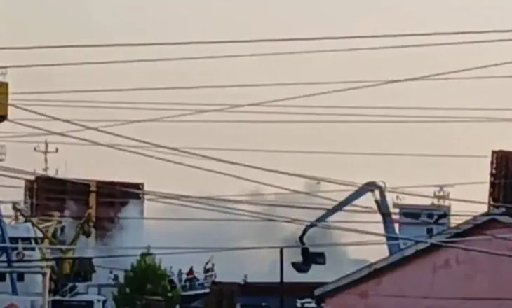 Flakët përfshijnë një anije në Portin e Shëngjinit (VIDEO)
