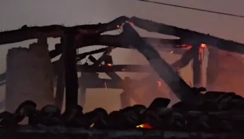 Flakët përfshijnë një banesë në Levan të Fier, shkaktohen dëme të mëdha materiale