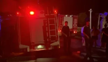 Flakët përfshijnë një hotel në Velipojë, pushuesit evakuohen