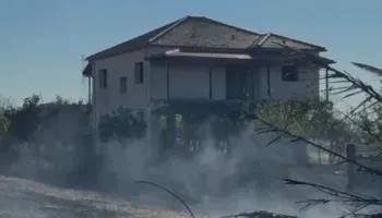 Flakët përfshijnë sipërfaqe me mbetje të thata bujqësore në Topojë, rrezikohet një banesë