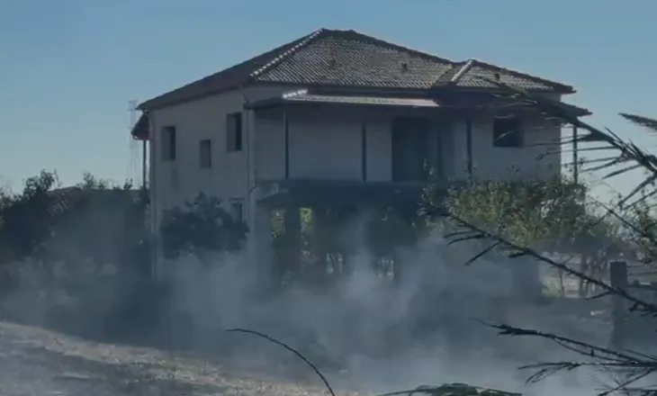 Flakët përfshijnë sipërfaqe me mbetje të thata bujqësore në Topojë, rrezikohet një banesë