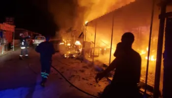 Flakët përfshijnë zonën e Syrit të Kaltër, digjen katër kioska tregtare