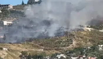 Flakët përparojnë në Vlorë, rrezikohen banesat në lagjen Partizani (VIDEO)