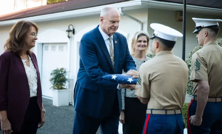 Flamuri amerikan ngrihet në rezidencë, Wendt merr detyrën si ambasador