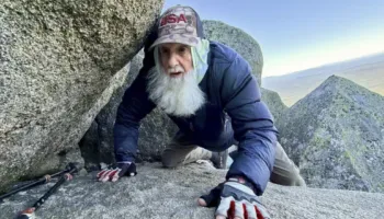 FOTO/ 71 rrëzime, por nuk u dorëzua! 91-vjeçari përshkon 3,530 km, ngjitet në mal dhe hyn në histori