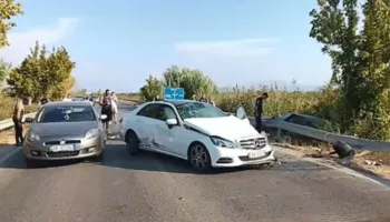 FOTO/ Aksident i frikshëm në rrugën Lushnjë-Berat, 3 makina përplasen me njëra-tjetrën, 2 drejtues në gjendje të rëndë në spital