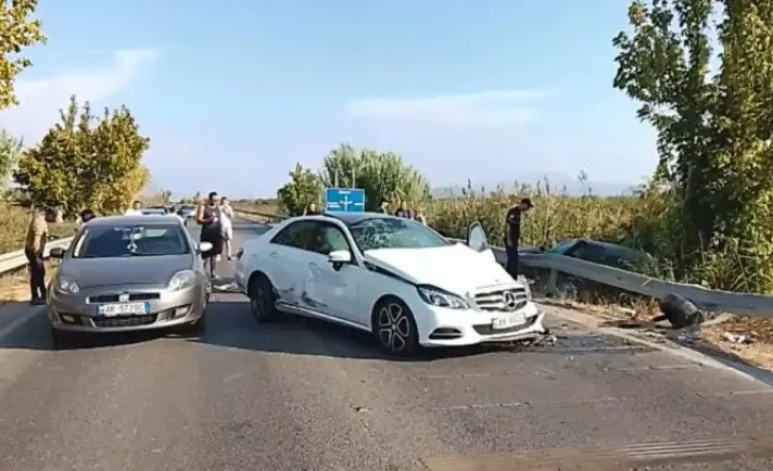FOTO/ Aksident i frikshëm në rrugën Lushnjë-Berat, 3 makina përplasen me njëra-tjetrën, 2 drejtues në gjendje të rëndë në spital