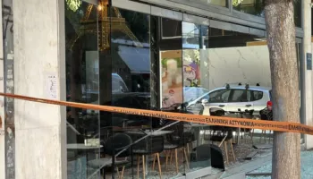 FOTO/ Athina zgjohet nga shpërthimet me bomba në dy lokale në qendër, urdhri u dha prej burgut nga kreu shqiptar i një organizate kriminale!