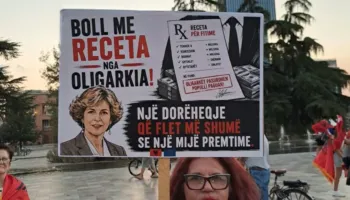 FOTO/ ‘Boll me receta nga oligarkia’, qytetarët me pankarta kundër qeverisë në protestë