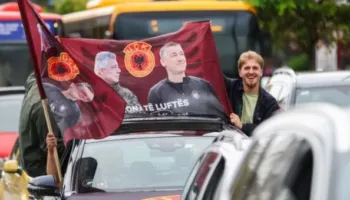 FOTO/ “Çlirimtarë, sillini në shtëpi” – Kosova ‘vishet’ me flamuj e portrete para aktgjykimit në Hagë