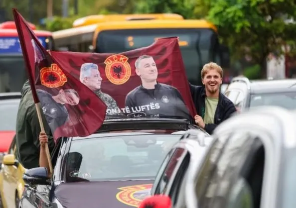FOTO/ “Çlirimtarë, sillini në shtëpi” – Kosova ‘vishet’ me flamuj e portrete para aktgjykimit në Hagë