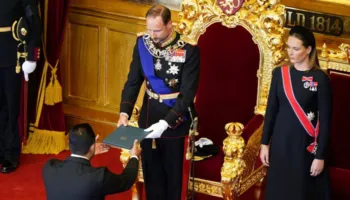 FOTO/ Mbreti i ri i Norvegjisë, Haakon VIII, betohet para Parlamentit, mungon mbretëresha