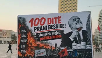 FOTO/ Pankartat ironizuese që shoqëruan protestën në ditën e 100-të