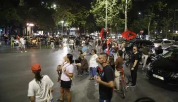 FOTO/ Protesta, bllokohen akset rrugore: protestuesit ulen këmbëkryq para autobusit në “Rrugën e Elbasanit”