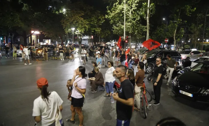 FOTO/ Protesta, bllokohen akset rrugore: protestuesit ulen këmbëkryq para autobusit në “Rrugën e Elbasanit”