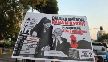 FOTO/ Protestuesit me pankarta pikante ndaj qeverisë: Financat në hall, Balluku krihet normal