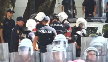 FOTO/ Tensione para Ministrisë së Brendshme, protestuesit hedhin letra higjienike në drejtim të Policisë, shkulet dhe gardhi! Një i shoqëruar