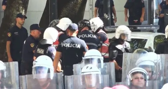 FOTO/ Tensione para Ministrisë së Brendshme, protestuesit hedhin letra higjienike në drejtim të Policisë, shkulet dhe gardhi! Një i shoqëruar
