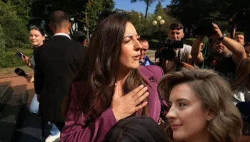 FOTO/ Zegjine Çaushi ndryshon pamje, deputetja e PS-së shfaqet me një look krejt ndryshe