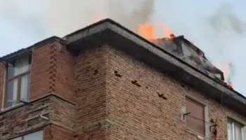 FOTO/ Zjarr në një pallat në Korçë, evakuohen banorët, nuk ka të lënduar!