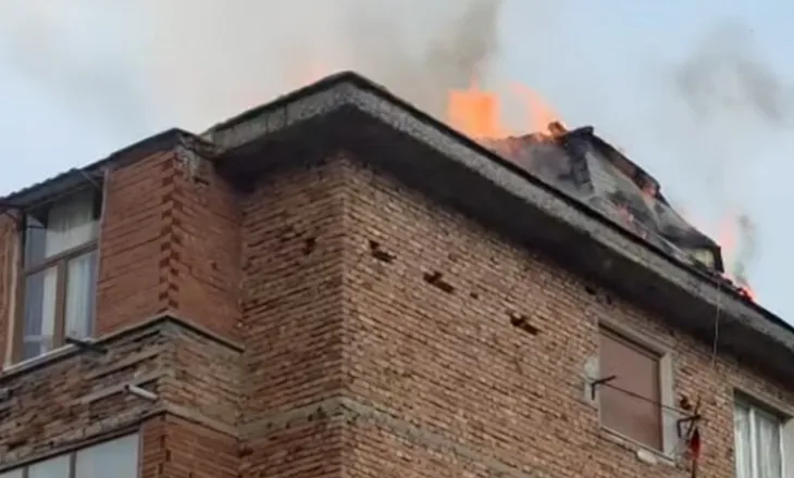 FOTO/ Zjarr në një pallat në Korçë, evakuohen banorët, nuk ka të lënduar!