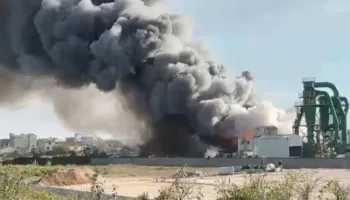 FOTO/ Zjarri në një pikën e përpunimit të hekurit në Fllakë të Durrësit del jashtë kontrollit, zona mbulohet nga tymi i zi! Dëgjohen dhe shpërthime
