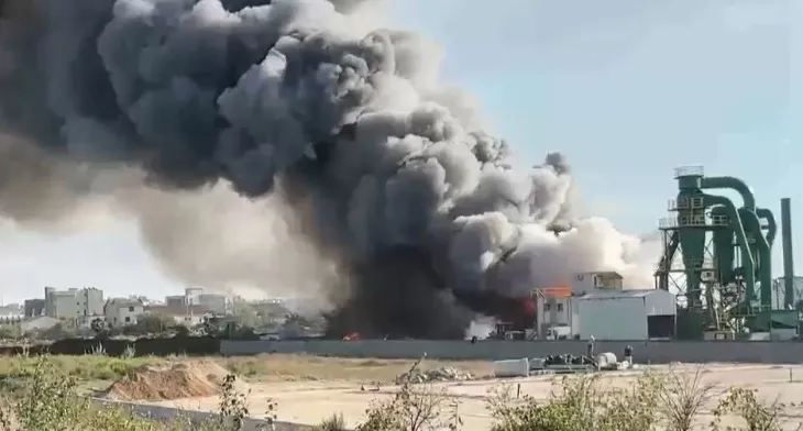 FOTO/ Zjarri në një pikën e përpunimit të hekurit në Fllakë të Durrësit del jashtë kontrollit, zona mbulohet nga tymi i zi! Dëgjohen dhe shpërthime