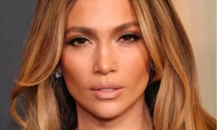 Fotoja që pushtoi rrjetin/ Gruaja e arrestuar për vjedhje si ‘dy pika uji’ me Jennifer Lopez