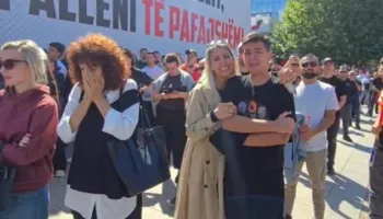 FOTOLAJM / Ish-krerët e UÇK-së u dënuan, qytetarët shpërthejnë në lot në Prishtinë